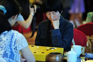 棋坛"长青树"芮乃伟九段其他对局,中国棋手李小溪,吴依铭分别战胜日本