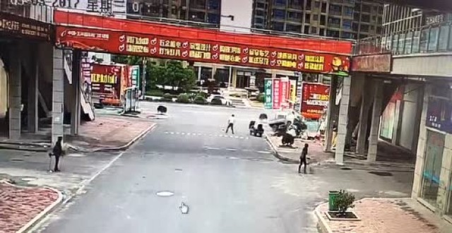 台州两车司机互不相让惹祸 无辜女子被撞飞数米