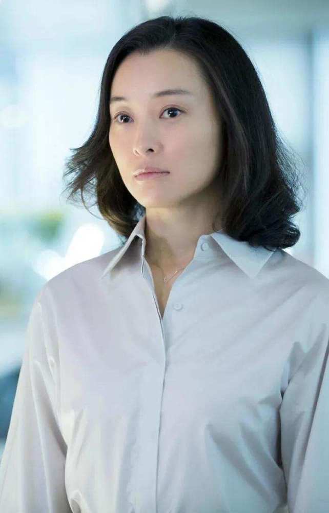 吴越一个人也很精彩穿衣简单有书卷气50岁也秀雅清丽