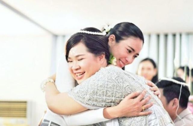 这谁能不感动,谁能不粉之前女星jui warattaya的粉丝结婚,她直接放下
