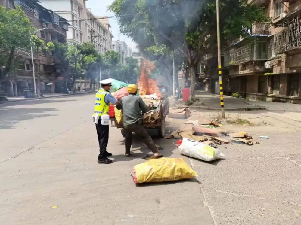 车行驶中或因高温自燃起火,巡逻民警梁卓坤见状马上带领辅警陈俊兆,廖