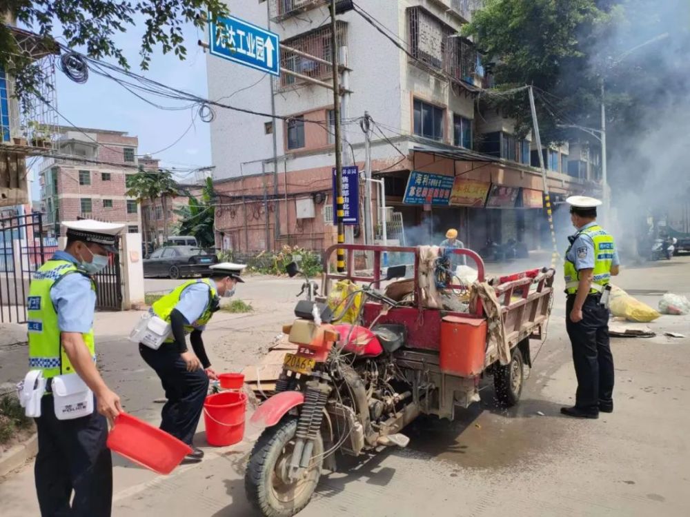 车行驶中或因高温自燃起火,巡逻民警梁卓坤见状马上带领辅警陈俊兆,廖