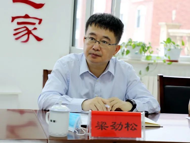座谈会上,梁劲松认真听取了阿荣旗疫情防控指挥部,那吉镇,鑫海社区,疾