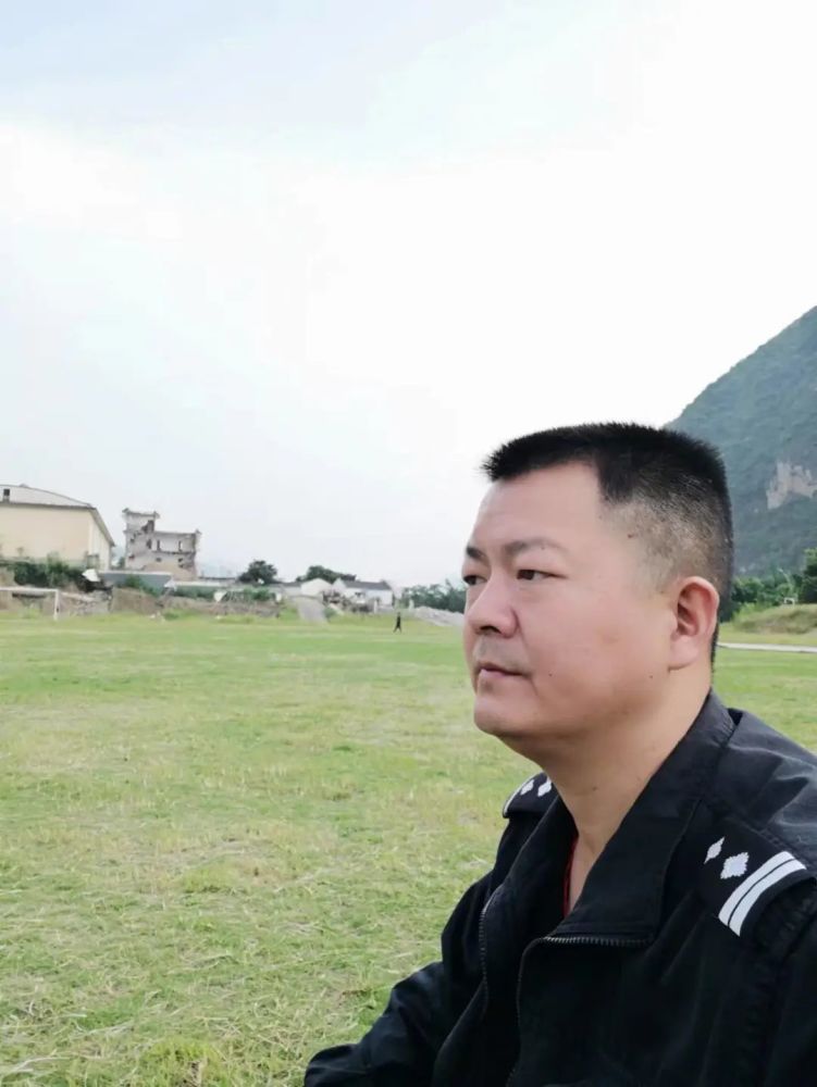 何立春同志工作39年,入党36年,从警22年,在一线执