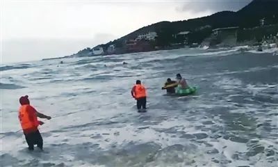 事发小伙在海边玩耍被大浪卷入海中近20条船搜救