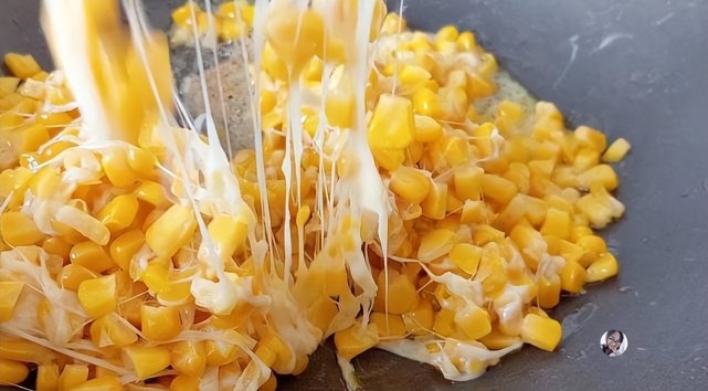 黄油芝士玉米粒,奶香味十足巨好吃,做法还简单,学会可以出摊了