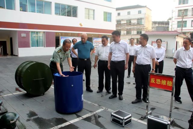 潘年景,柏惠云,邓春妮,陈宏力等一行首先来到武警台江中队驻地,四大