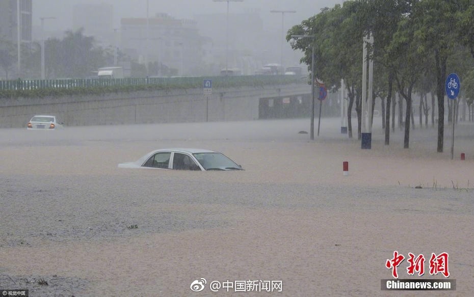 广州突降特大暴雨 轿车几乎被淹没 (高清组图)