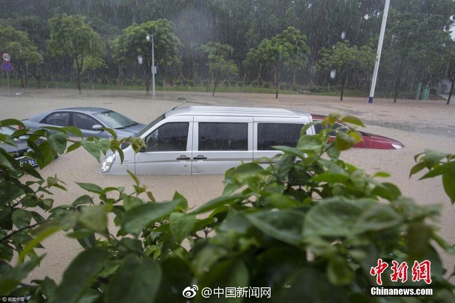 广州突降特大暴雨 轿车几乎被淹没 (高清组图)