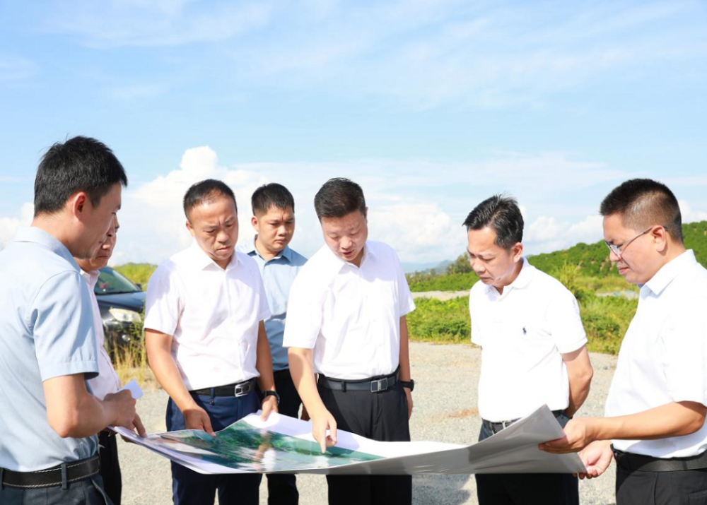 记者 邓启志摄吴海峰一行来到英州镇高土村猴子岭矿区,通过查看矿区