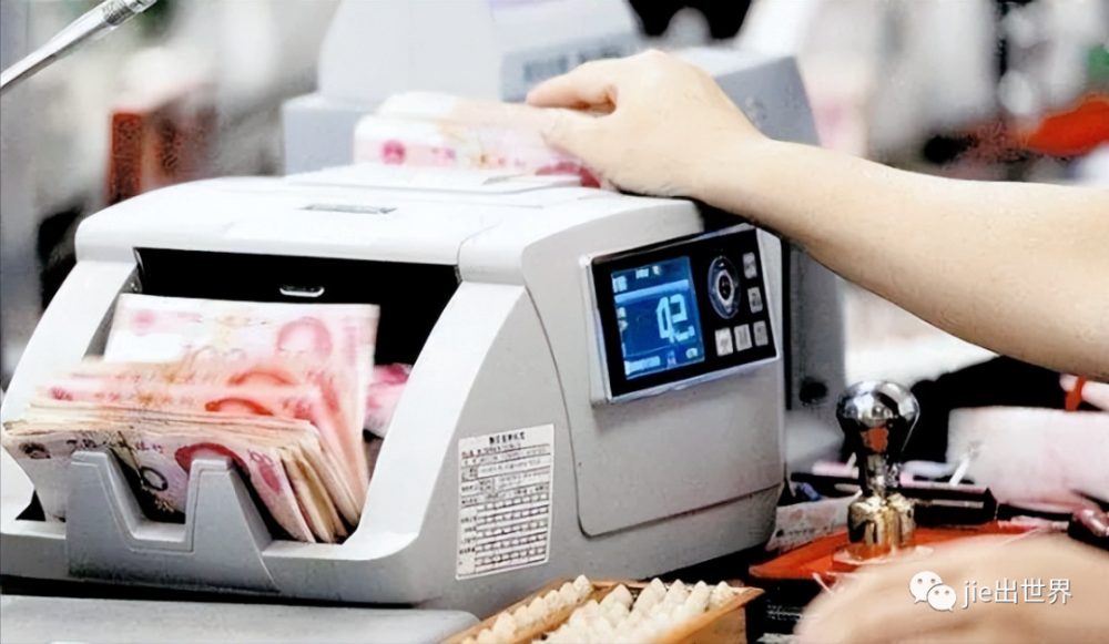 如果在国内有100万存款，相当于什么水平？银行柜员工说出答案