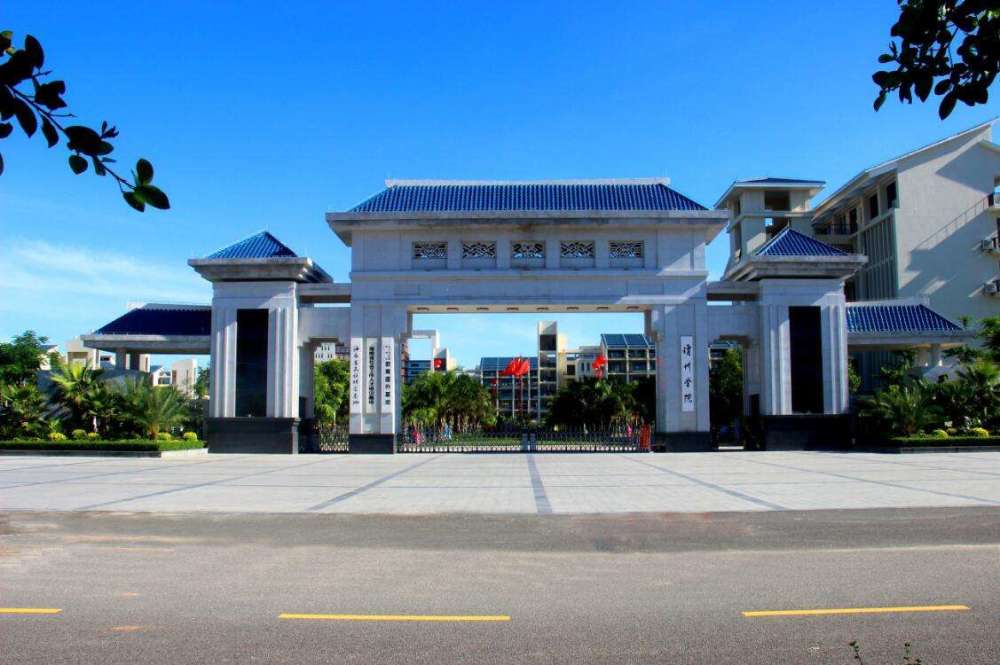 几经变迁之后,这所高校曾经以琼州大学为名出现,不过在当时以大学为名