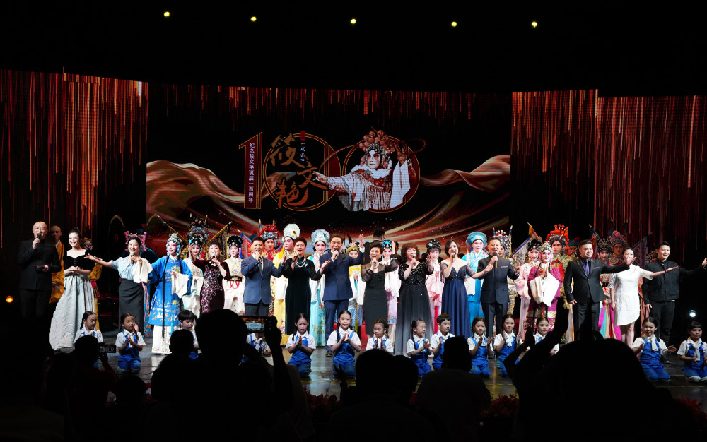 纪念演唱会大合影活动开幕当天,上海江苏两地淮剧(院)团长相聚一堂