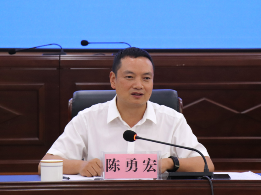 县委书记陈勇宏出席会议并讲话.县委副书记,县长文晓波主持会议.