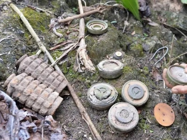 其实地雷分为很多种,有压发式地雷,松发式地雷,绊发式地雷,触发式地雷