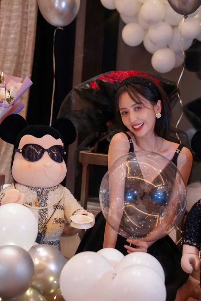 陈思诚称为朵朵妈的佟丽娅快奔四的人状态还这么像一个少女