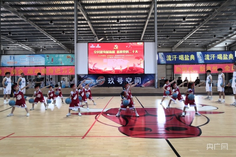 活动现场,芗城区文体旅游局局长沈淑惠为芗城区第八届篮球联赛开球