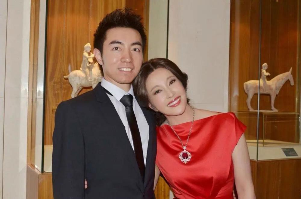 刘晓庆外甥出生40天就跟着我身边一生无子也有依靠