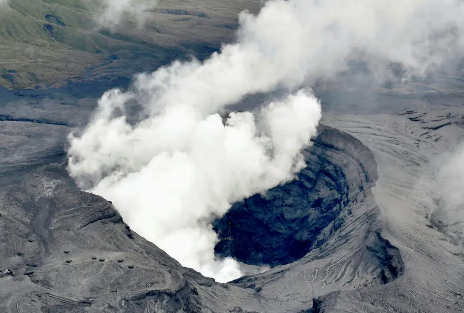 会引发降雨进而降低地面温度,而当火山灰到了平流层还能够反射太阳光