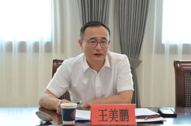 王美鹏检察长一行在黄岩区人民检察院参观了解,随后召开座谈会.