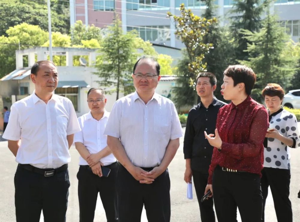 刘庆,区领导周仁,陈俊,吴伟,朱翃,张治国,马丽飞,郝守军分别参加调研