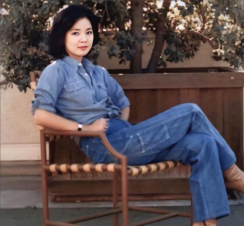 据数据显示,邓丽君167cm,这优越的身材条件,不愧是行走的衣架子,穿