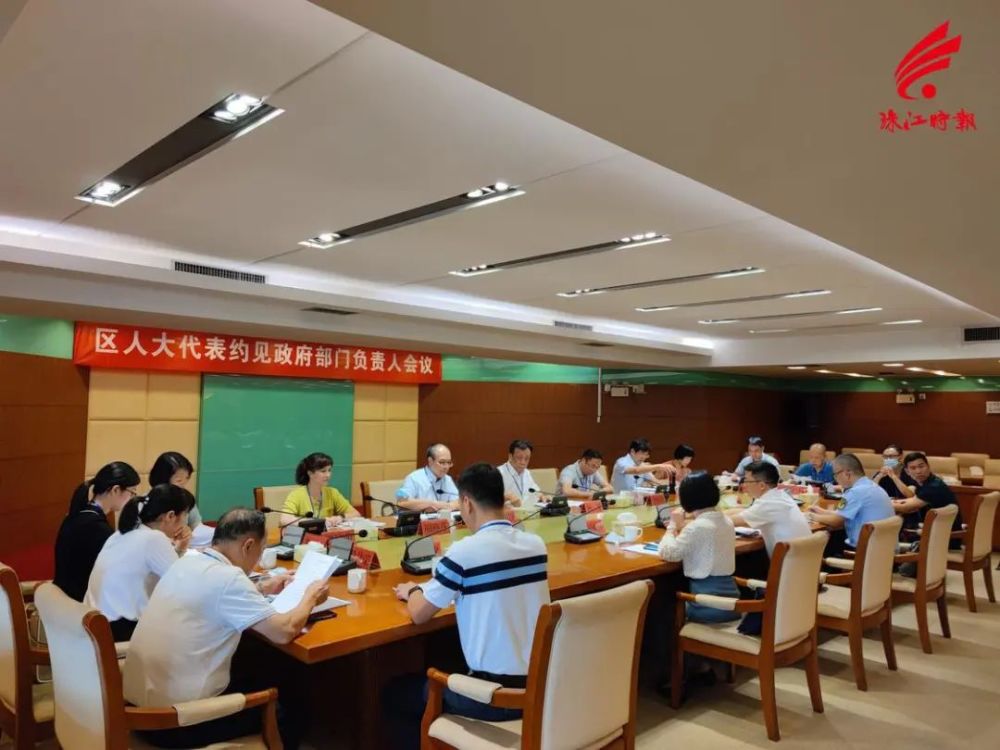 对于代表们提出的问题,区市场监督管理局局长李炬昆表示,接下来会高度