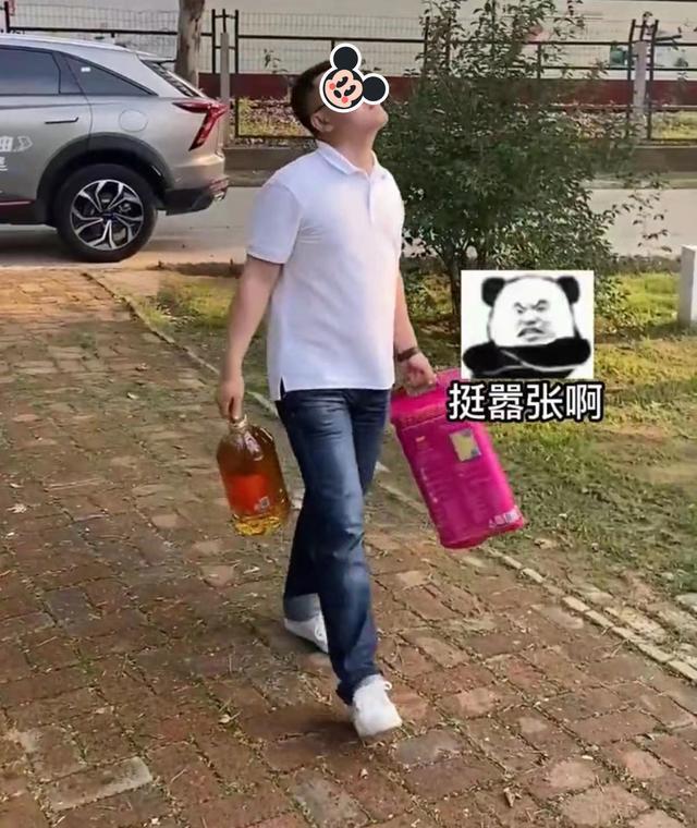 女孩应母亲的要求带男朋友回家男友仰天走路步伐很嚣张