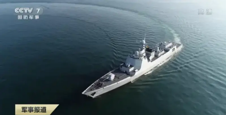 又能与054a型护卫舰,055型万吨大驱,共同担任中国海军航母的护航舰艇