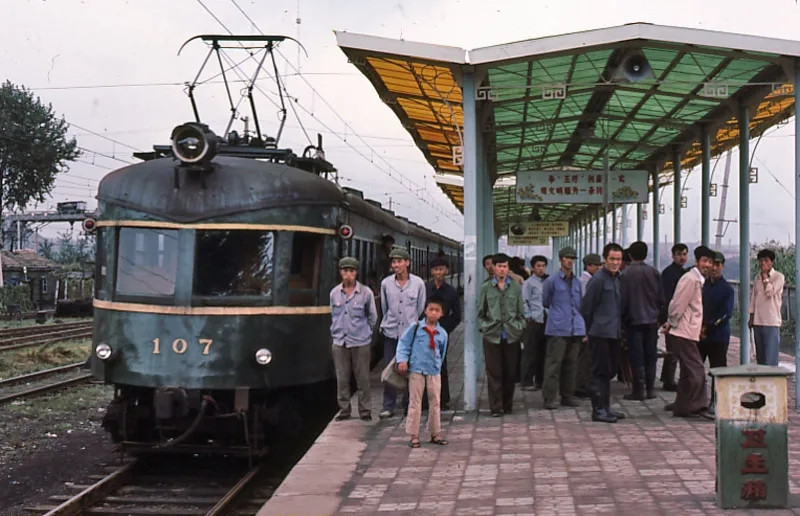 80年代抚顺老照片电车抚顺剧院二中东四路菜场邮电大楼