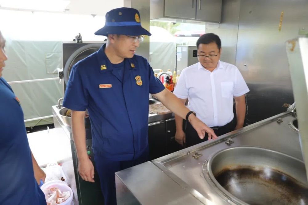 火焰蓝建制中队比武暨野外驻训系列报道之十区领导慰问