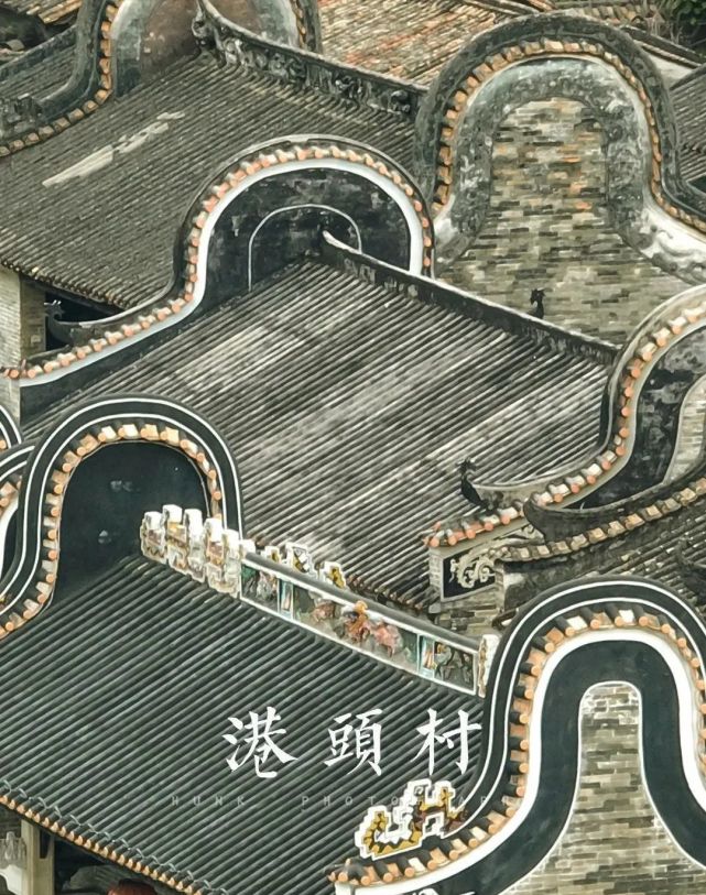 村落内的建筑呈现典型的广府民居"梳式布局", 特色镬耳墙,灰塑,石雕