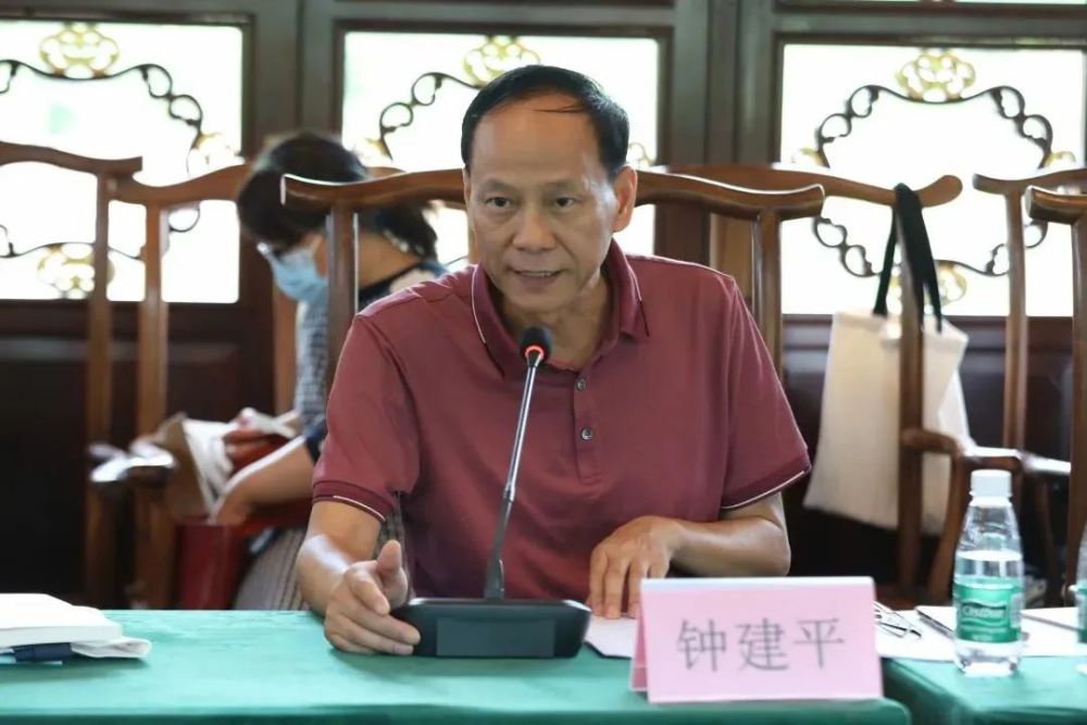"珠海市作家协会副主席兼秘书长《大湾》杂志主编钟建平从新时代大