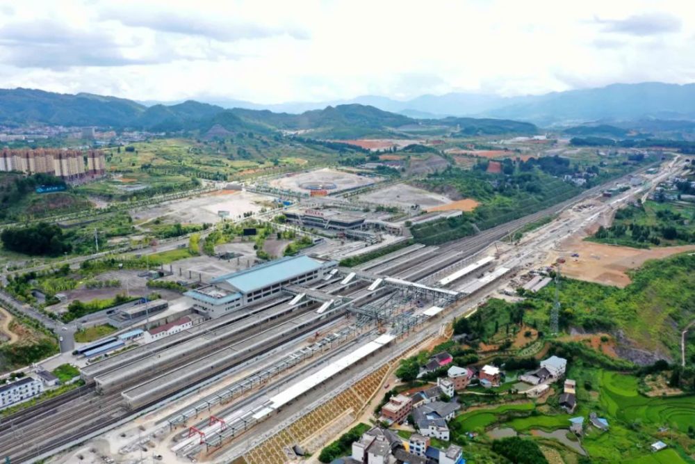 贵南高铁(贵州段)都匀东站施工现场连日来,在都匀市境内贵南高铁三