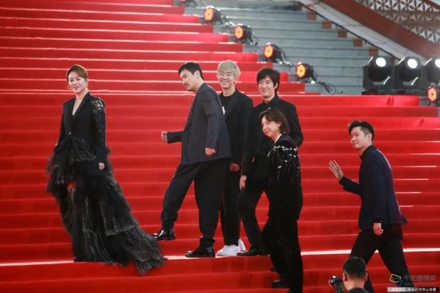 等上百位影视界嘉宾古天乐,李宇春,李雪健吴京,沈腾,马丽共同出席开幕