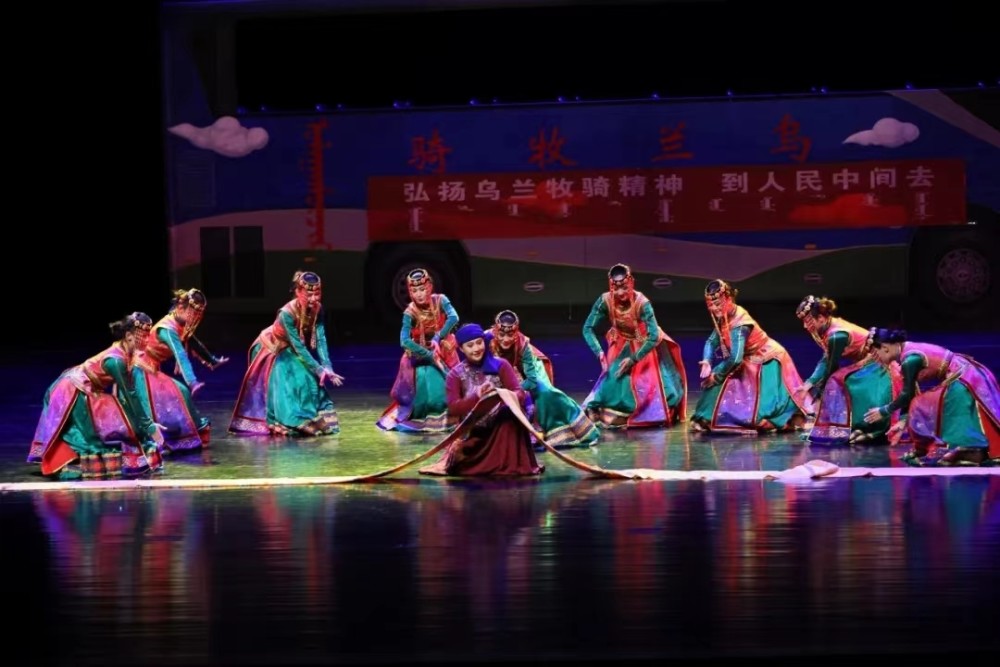 内蒙古乌兰牧骑艺术节完美闭幕乌兰图雅倾情献唱点赞新时代