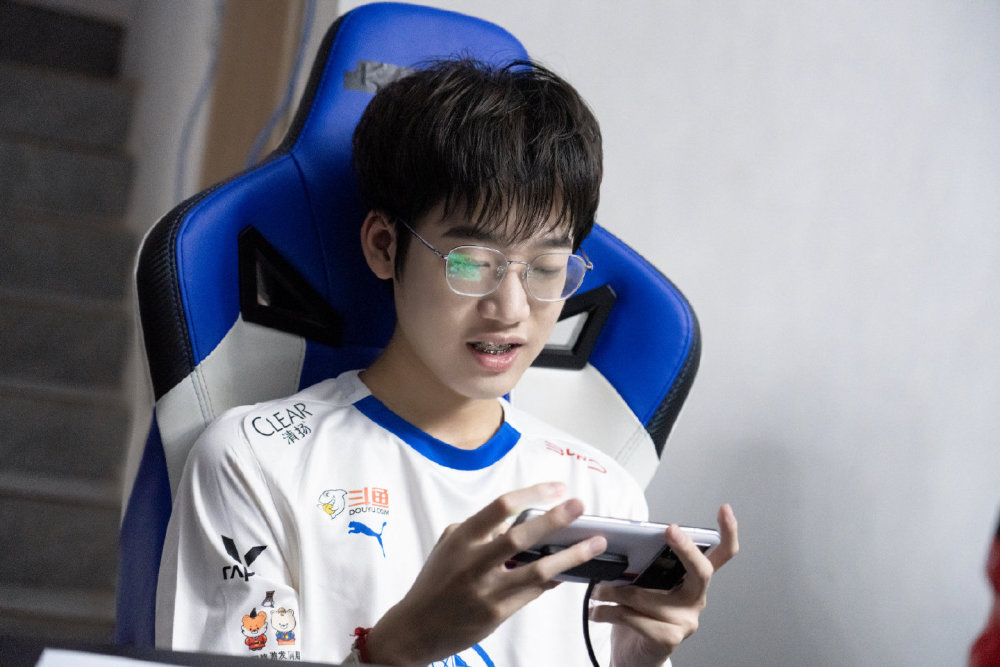 这无疑再一次说明了子阳与清融才是武汉estarpro真正的大腿,才是武汉