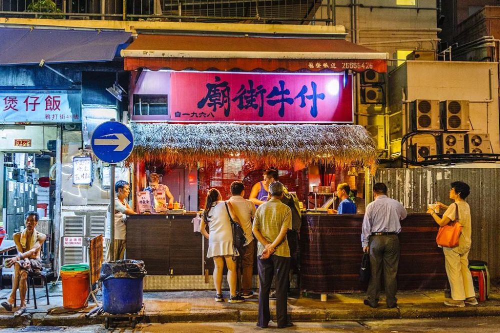 庙街是香港最有名的夜市,在本地人眼中,这是一条"男人街,聚集了嫖客