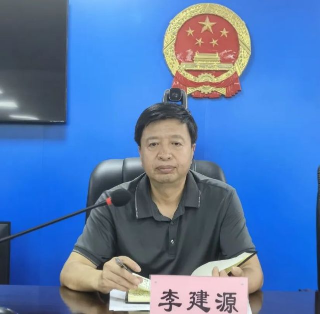 县人大常委会副主任,县总工会主席李建源同志代表县总工会,向受到表彰