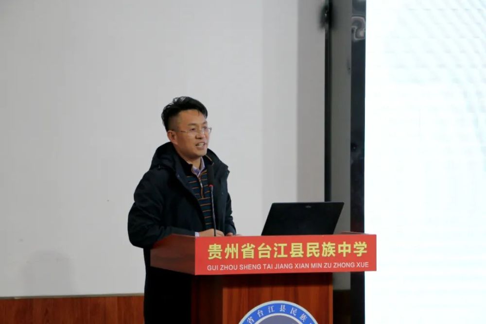 来到贵州省台江县民族中学参加支教工作,除了教学,蒋治国还挂任校长