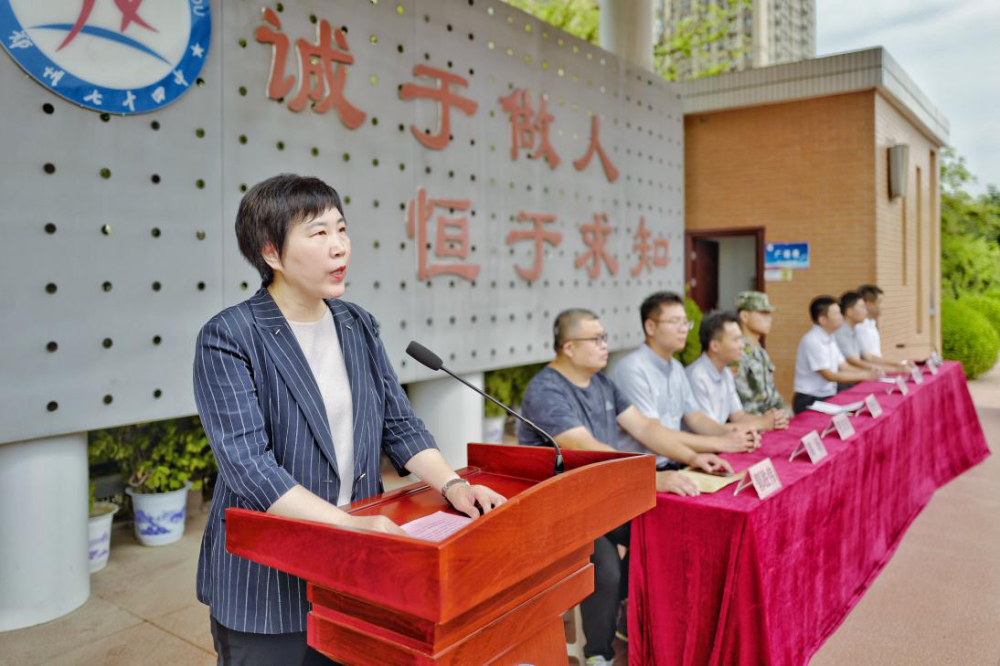 郭军英校长在军训动员讲话中鼓励新同学志存高远,厚植家国情怀;知行