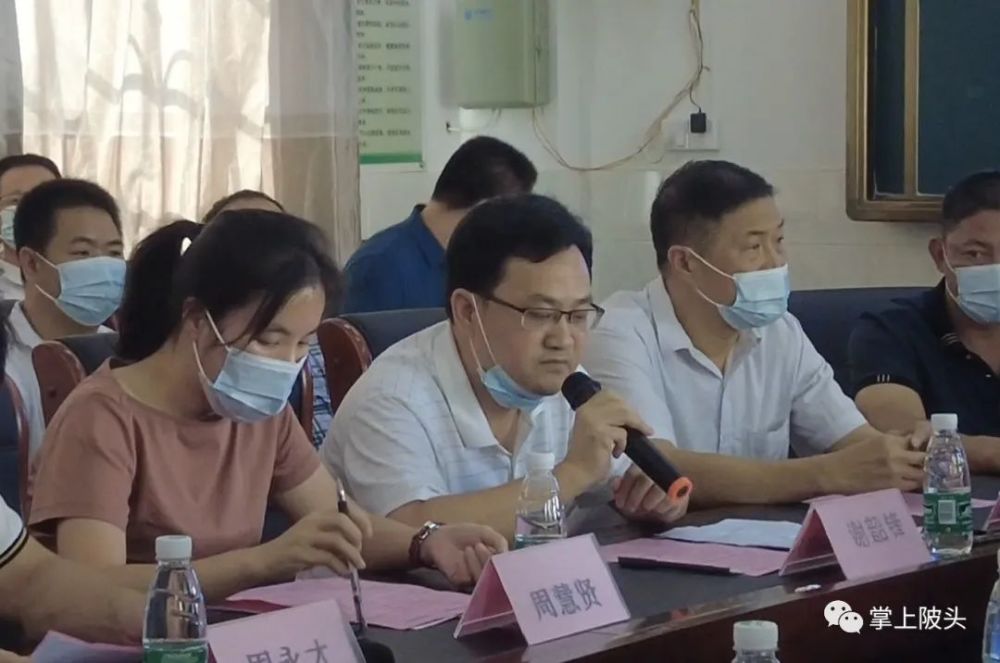 陂头镇中心小学校长廖坤燕,中心小学副校长范新坚,三坑小学主任谢望兰
