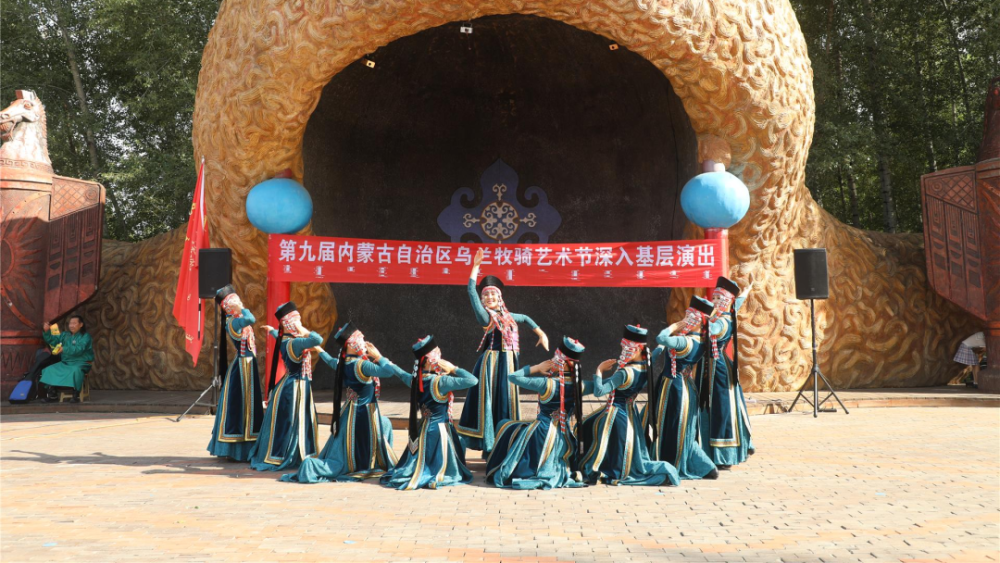 第九届内蒙古乌兰牧骑艺术节惠民演出让义勒力特嘎查村民家门口看大戏