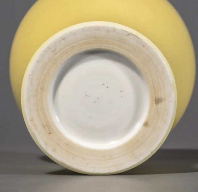中国古美術品　黄釉暗刻龍文皿「大清康熙年製」記年款 A YELLOW-GLAZED BOWL , KANGXI MARK AND PERIOD | 清康熙黃釉刻