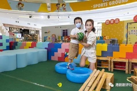 现身游乐园,她接受访问时解释仔仔在现场多个游戏摊位中玩到失晒控