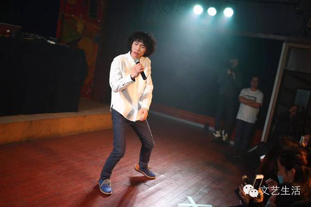 庞麦郎在杭州唱了9首歌 全部都是对口型