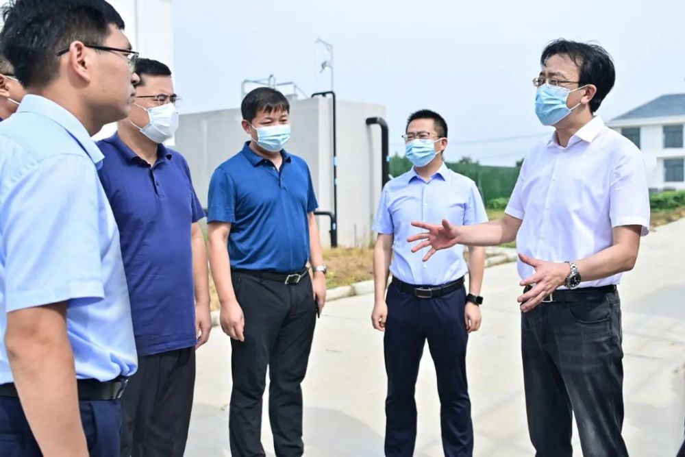 在沙集镇和平园区污水处理厂杨远朝在听取污水处理厂