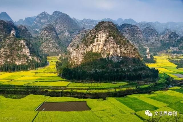 由万峰林景区东行二十余公里,位于兴义市郑屯镇的坡岗风景区内,有一眼