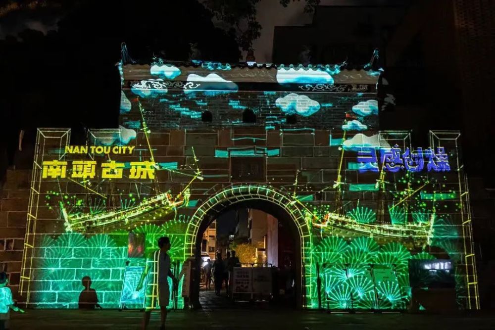 他很喜欢中国文化,特别是岭南文化,夜晚的南头古城,让他找到了对中国