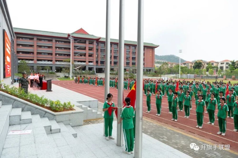 近千名中小学生争当升旗手第40期全国青少年升旗手训练营在执信增城